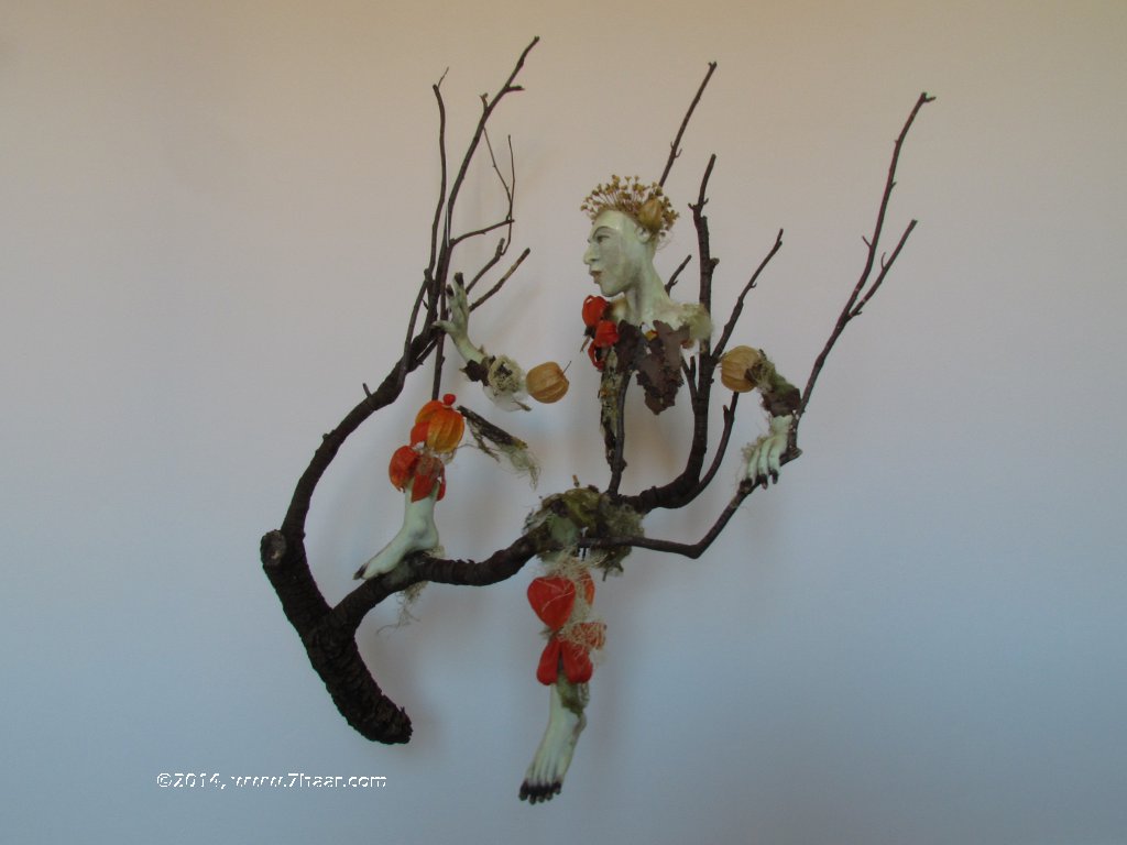 Figur im Ge&auml;st, 80 cm<br>Papier, Gewebe, Draht, Naturmaterialien