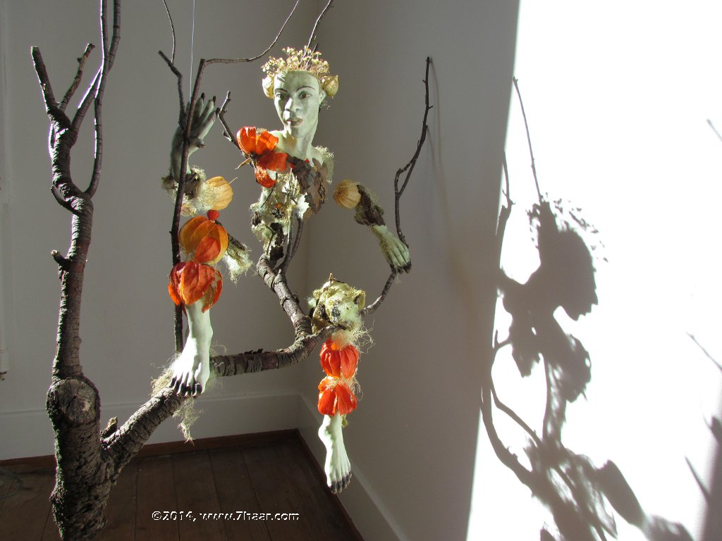 Figur im Ge&auml;st, 80 cm<br>Papier, Gewebe, Draht, Naturmaterialien