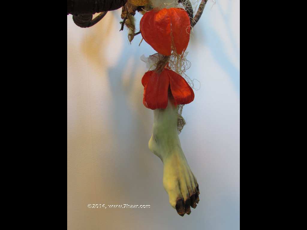 Figur im Ge&auml;st<br>Ausschnitt Fuss