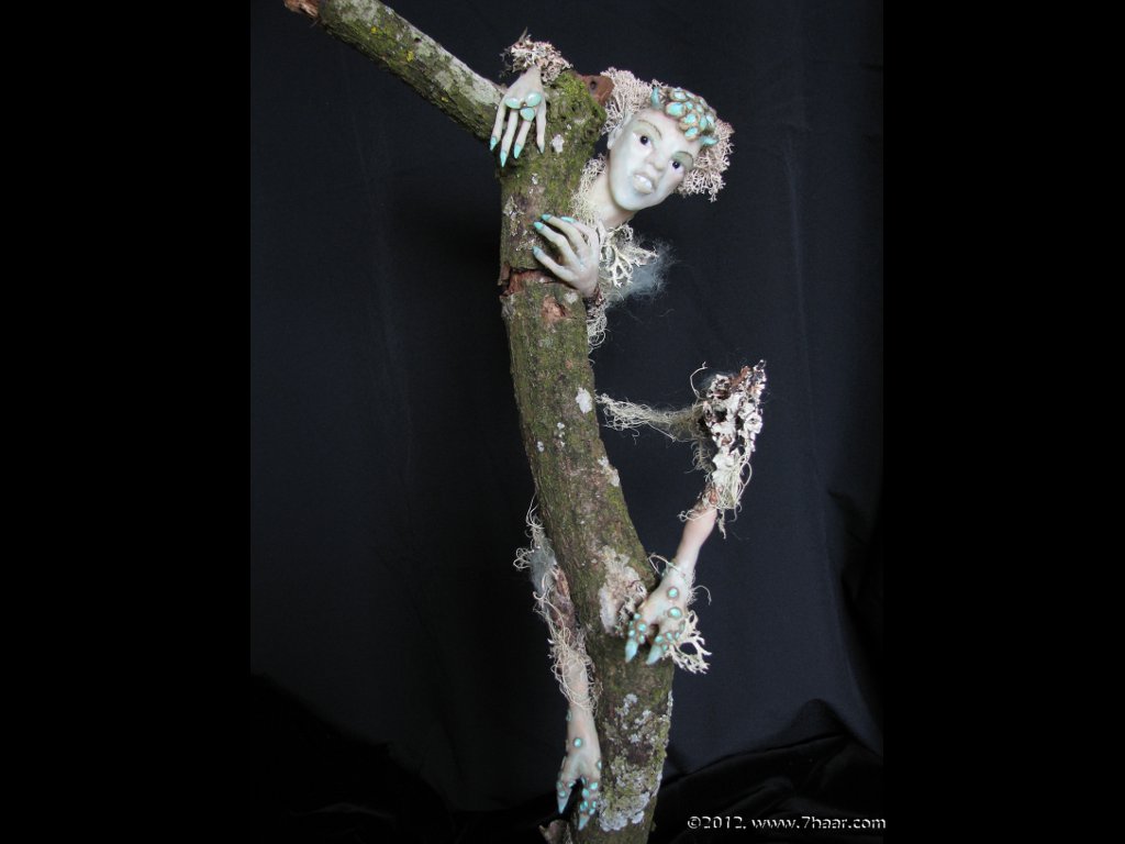 Figur auf Holz mit Holzsockel, 59 cm<br>Polymer Clay, Gewebe, Draht, Naturmaterialien