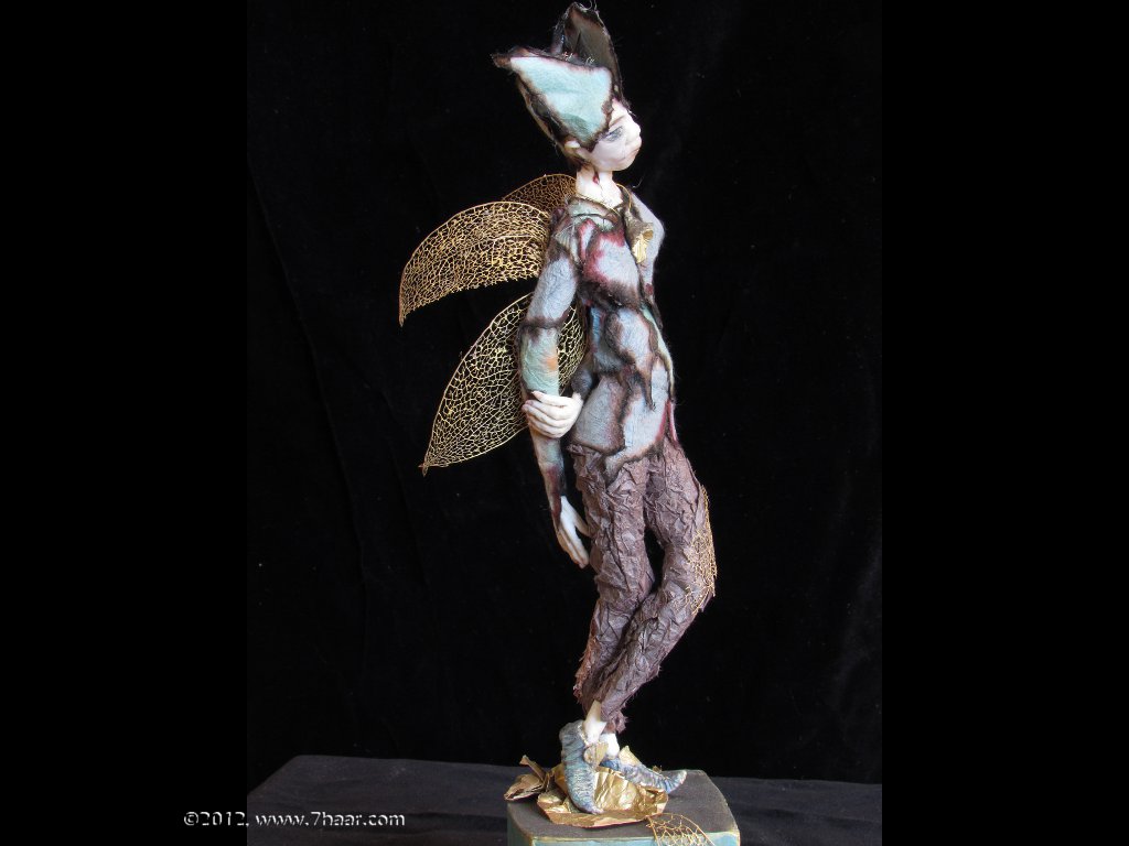Figur auf Sockel, 26 cm<br>Cold Porcelain, Papier, Naturmaterialien, Draht, Gips