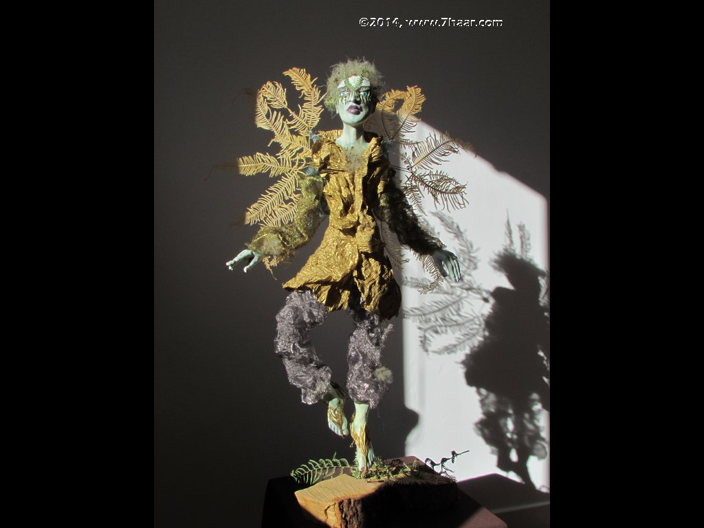 Figur auf Holzsockel, 90 cm<br>Papier, Gewebe, Draht, Naturmaterialien