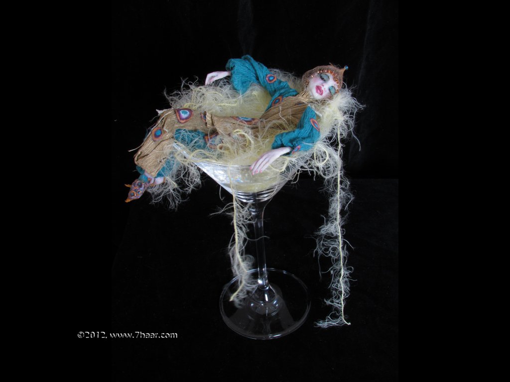 Figur in Glas, 21cm<br>Cold Porcelain, Papier, Gewebe, Glas