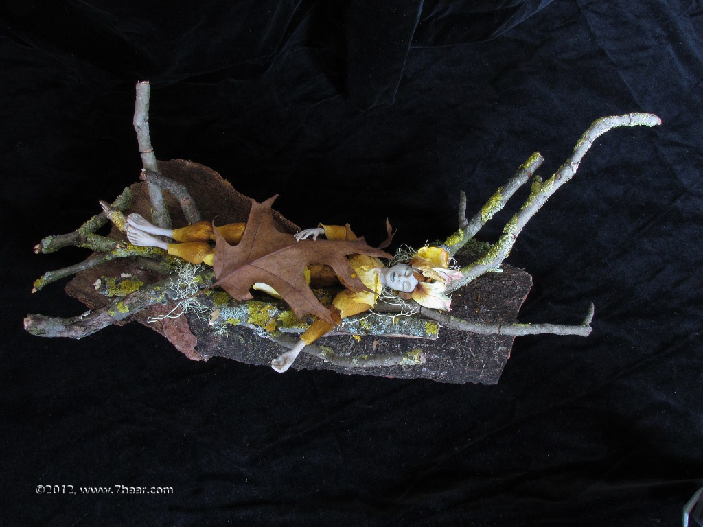 Figur auf Holz, 54cm<br>Polymer Clay, Draht, Naturmaterialien